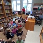 Gumisie oglądają teatrzyk kamishibai Kot w butach.jpg