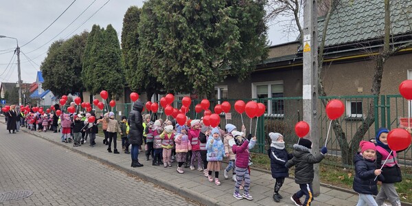 Pochód z czerwonymi balonami .jpg