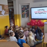 Kubusie oglądają film Dzieciństwo bez przemocy .jpg