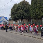 Pochód z czerwonymi balonami po ulicach osiedla .jpg