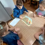 Dzieci układaja pocięty obrazek Prawo do zabawy.jpg
