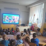 Kubusie oglądają bajkę edukacyjną.jpg