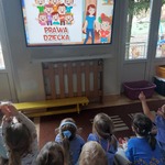 Smerfiki oglądają film edukacyjny.jpg