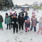 uśmiechnięte dzieci w zimowej scenerii.jpg