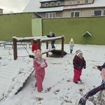 Smerfiki bawią się na śniegu.jpg