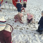 Zabawy Smerfików na śniegu .jpg