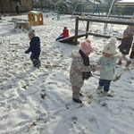 Zabawy śniegiem gr. I Smerfiki.jpg