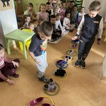 zabawa ruchowa z użyciem butów.jpg