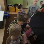 dzieci podczas wykonywania wróżb andrzejkowych.jpg