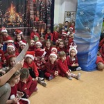 Pani Dyrektor czyta przedszkolakom list od Mikołaja.jpg