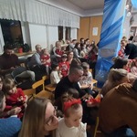 Rodzice i dzieci śpiewają kolędy.jpg