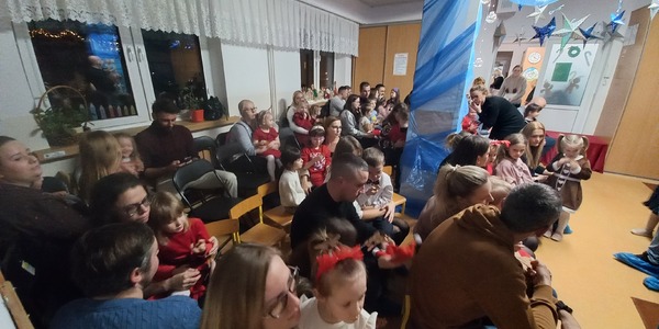 Rodzice i dzieci śpiewają kolędy.jpg