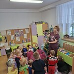 Smerfiki oglądają prezenty.jpg