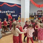 Walentynkowa zabawa przy muzyce.jpg