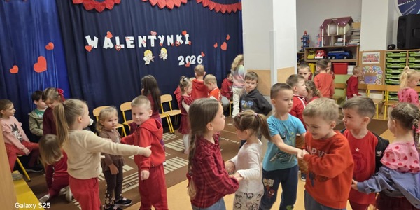 Wesoła zabawa przy muzyce.jpg