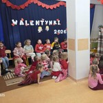 Dzieci oglądają teatrzyk sylwet.jpg