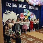 Dzieci przedstawiają pantomimę..jpg