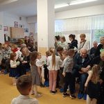 Gumisie wręczaja upominki.jpg