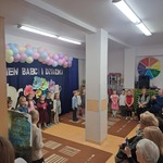 dzieci z grupy III prezentują swoje umiejętności.jpg