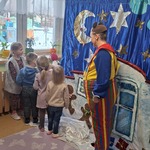 dzieci biorą udział w przedstawieniu.jpeg