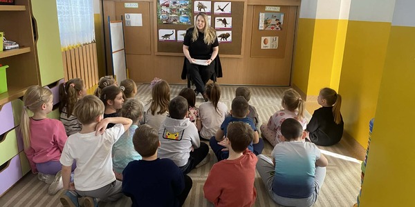 dzieci podczas zajęć ze strażą miejską.jpg
