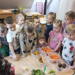 Dzieci obserwują pracę wyciskarki.jpg