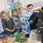 Wrzucanie ulubionych produktów do maszyny.jpg