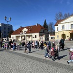 dzieci w drodze do teatru(1).jpg
