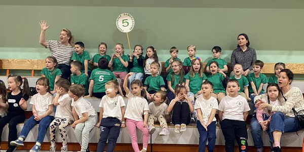 dzieci z grupy III i IV kibicują swoim koleżankom i kolegom.jpg