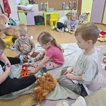Dzieci z gr I - Zabawy na kocykach .jpg