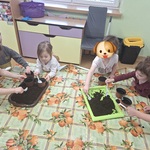 Smerfiki wsypują ziemię do doniczki.jpg