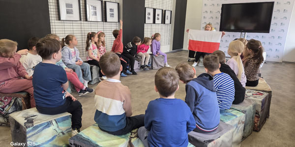 pani pokazuje symbol narodowy- flagę.jpg