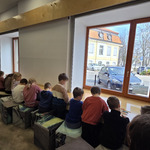 dzieci kololrują znaczki.jpg