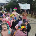 dzieci i panie na spacerze.jpg