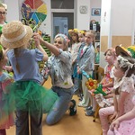 Losowanie zagadek ukrytych w gaiku.jpg