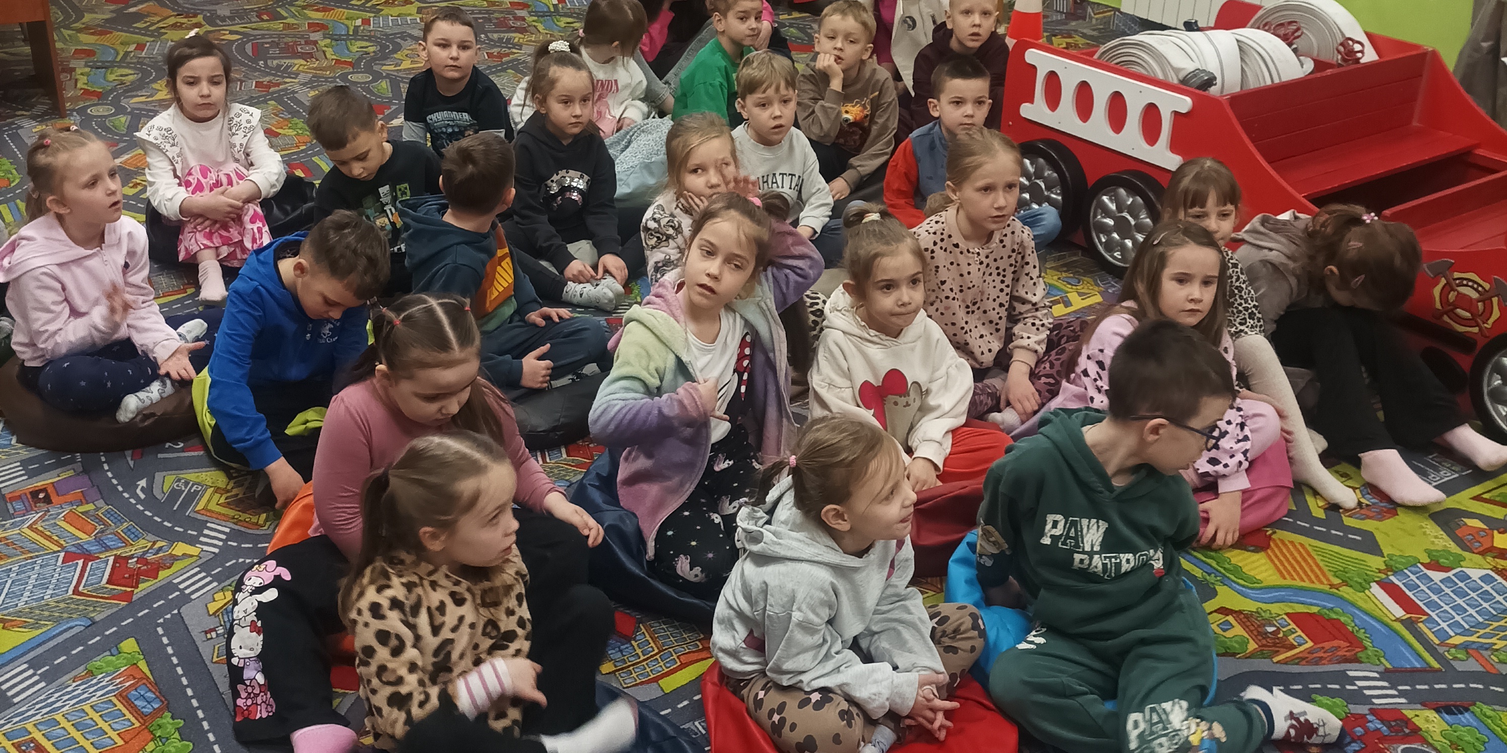 Pajacyki w sali edukacyjnej OGNIK.jpg