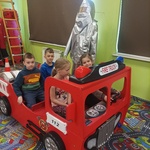 dzieci w wozie strażackim w kolorowej sali zabaw.jpg