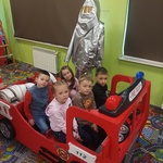Mali strażacy w wozie.jpg