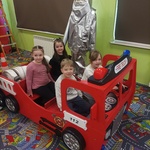 Radosna jazda w zabawkowym fire trucku.jpg