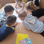 Dzieci rysują laurkę dla Bofka.jpg