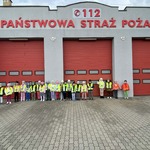 dzieci na tle remizy strażackiej.jpg