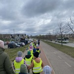 dzieci w drodze do jednostki straży pożarnej.jpg