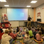 dzieci podczas zajęć w sali edukacyjnej.jpg