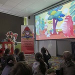 dzieci oglądają film edukacyjny.jpg