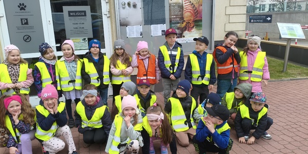 Pajacyki przed budynkiem Centrum im. Ludwika Zamenfofa.jpg