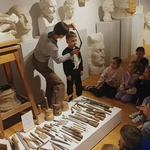edukatorka prezentuje sposób  przenoszenia wymiarów.jpg