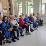Seniorzy oglądają występ .jpg