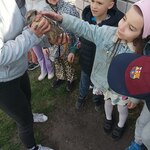 dziewczynka głaszcze surykatkę.jpg