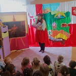 dzieci z zaciekawieniem słuchają historii o Polsce.jpg