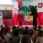 dzieci oglądają przedstwienie teatralne.jpg